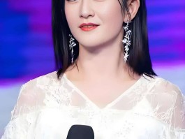 谢娜乘风直播打断流程挺直腰杆掏手卡官宣情怀人设秒崩塌