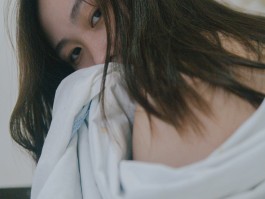 内娱女星深夜日本私会神秘男子全程包裹严实引发热议